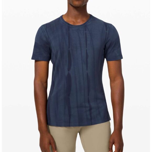 Men Lululemon 5 Year Basic Tee Vertical Spray Dye Iron Blue Nautical Navy Medium - Picture 1 of 8